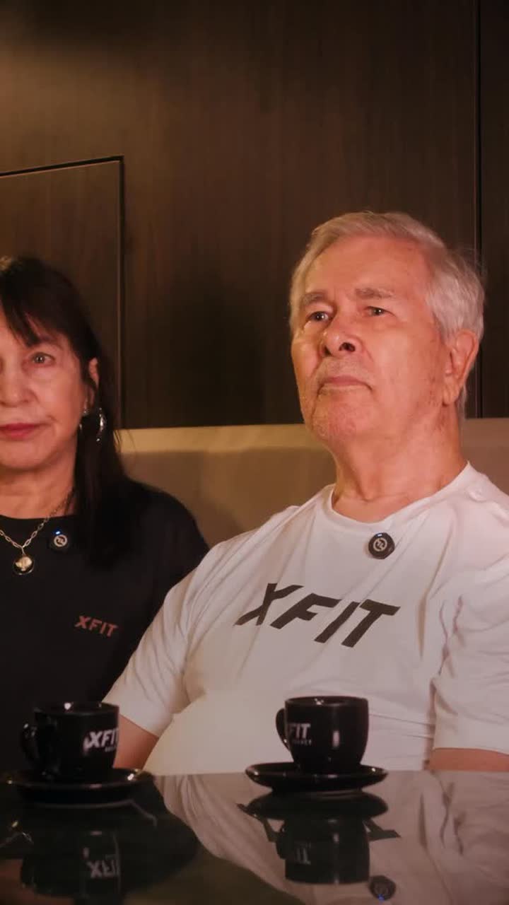 Casal de alunos da XFIT no Lounge, no reel sobre treinar junto